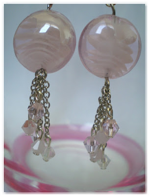 zoom boucles d'oreilles pendantes argenté et verre rose pâle