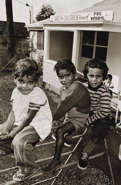 Mervyn Bishop, "Save the children pre-school, Nambucca Heads", 1974 Vintage foto australia: tres niños juegan sobre un varandal de fierro en el jardin de niños local.