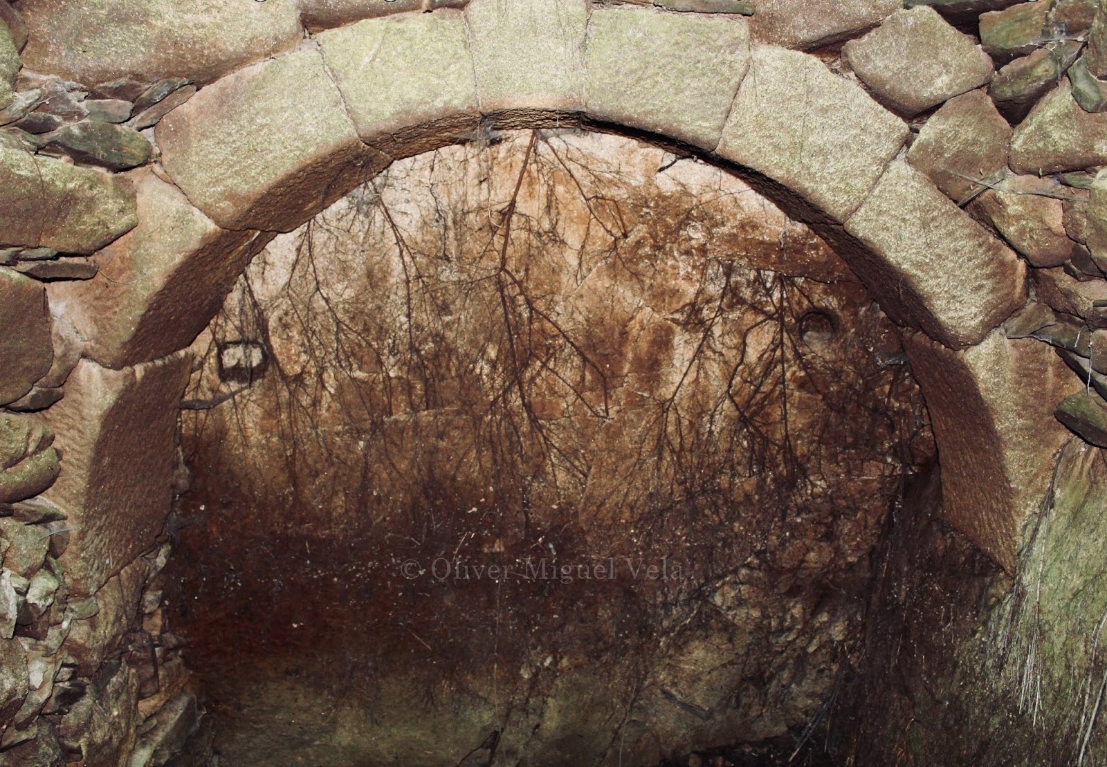 Santa Cruz de la Sierra Oculta Enigmático arco de piedra en el fondo Santa Cruz de la Sierra Oculta Enigmático arco de piedra en el fondo