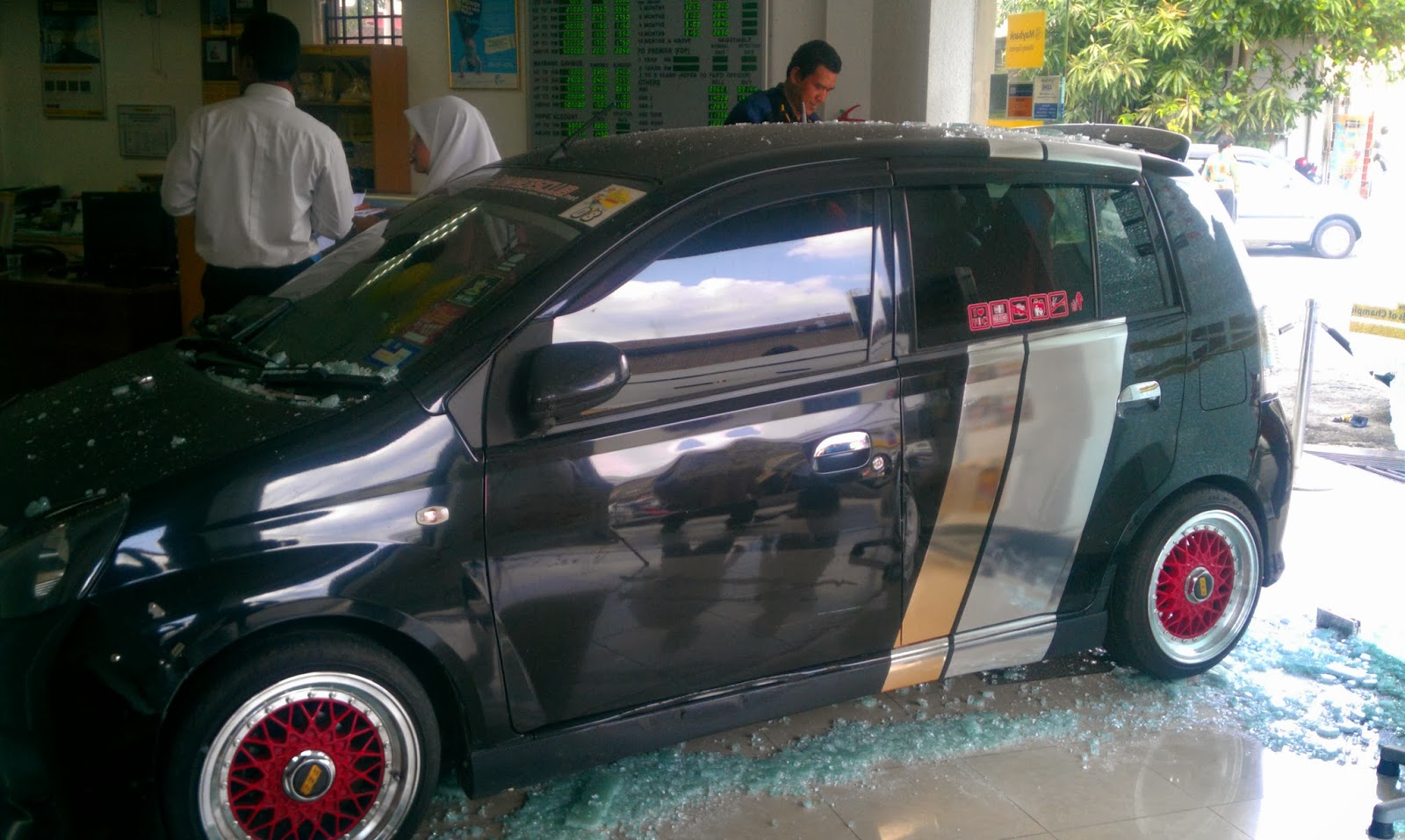 Gambar Kereta Viva Rempuh Maybank Di Sabak Bernam