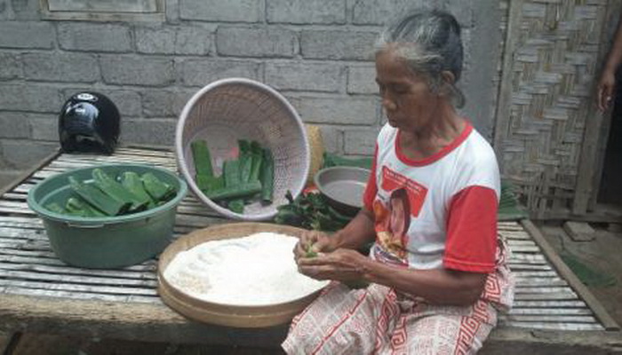 Menantu Sakit Pembengkakan Jantung, Nenek Rukiah Gigih Jualan Lontong