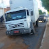 Lapa: caminhão cai dentro de um buraco em obra da Prefeitura