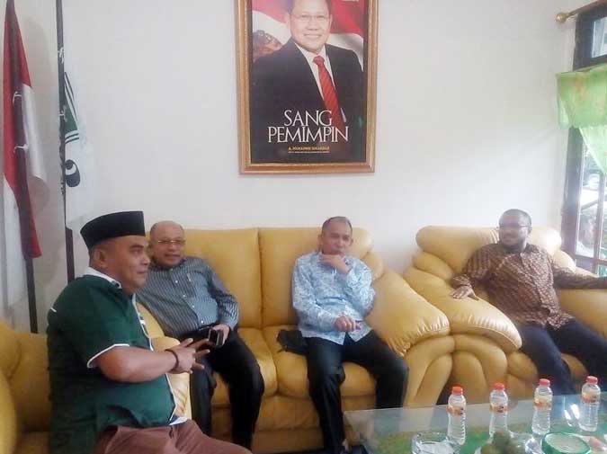Assagaff – Rentanubun Silaturahmi Politik Ke PKB Maluku Ambon, Malukupost.com - Bakal calon (Balon) Gubernur, Said Assagaff bersama Balon Wagub, Anderias Rentanubun, di Ambon, Senin (28/8), melakukan silaturahmi politik ke DPW PKB Maluku dalam rangka Pilkada setempat pada 27 Juni 2018. Safari Said yang petahana Gubernur Maluku dan Anderias sebagai Bupati Maluku Tenggara itu diterima Ketua DPW PKB Maluku, Basri Damis, Sekretarisnya, Fahrudin Hayoto, Ketua Desk Pilkada DPW PKB Maluku, Malaka Yaluhun serta jajaran DPW Maluku itu berlangsung dalam suasana kekeluargaan. Said mengemukakan, bersilaturhami politik ke DPW PKB Maluku dalam rangka memelihara hubungan baik yang terjalin harmonis selama ini.