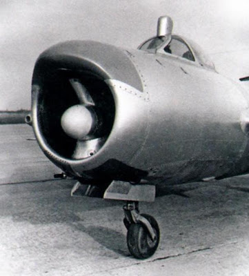 Носовая часть фюзеляжа истребителя МиГ-15