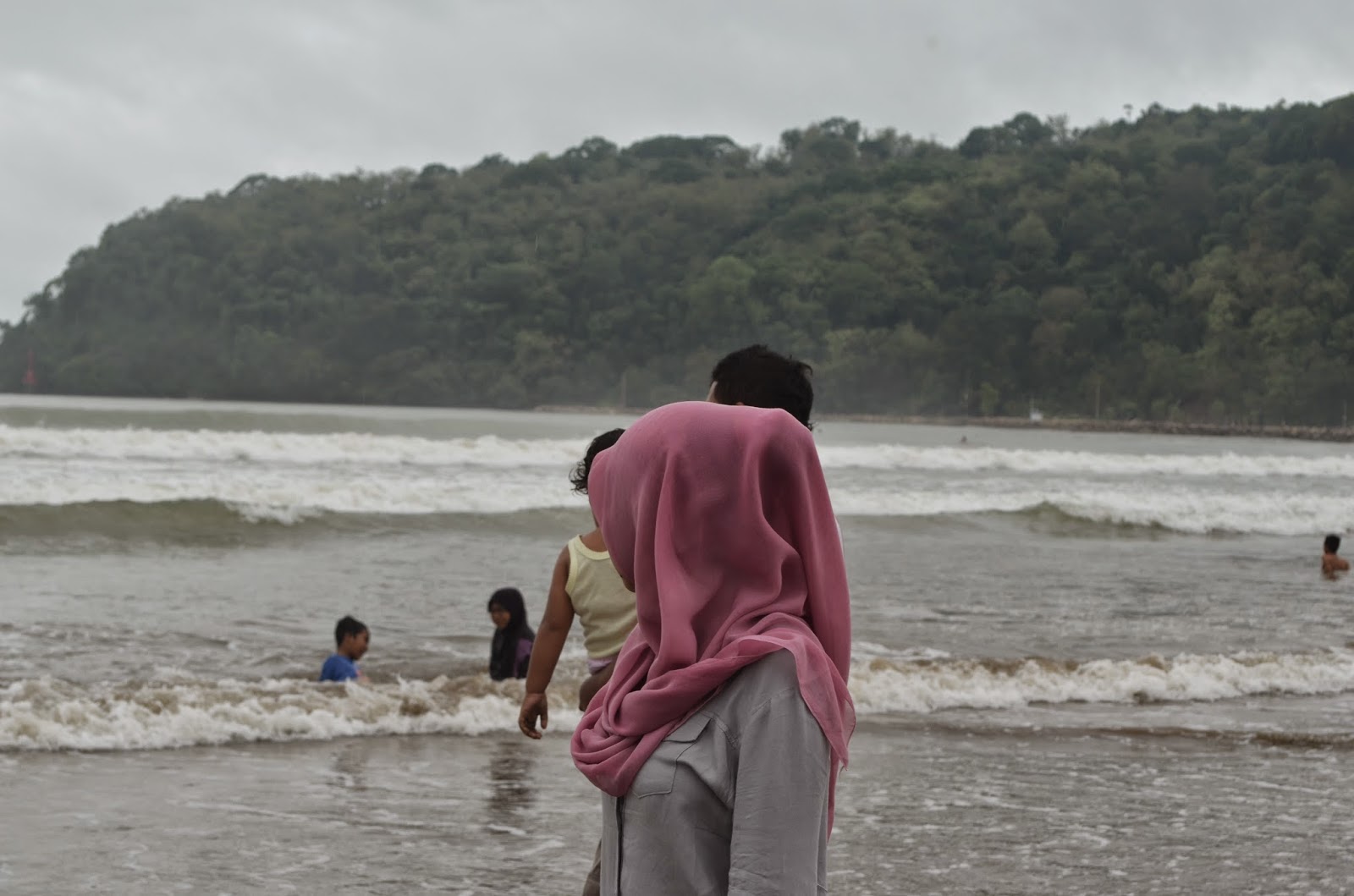 14+ Foto Wanita Berhijab Syar&i Dari Belakang Di Pantai