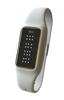 la imagen muestra un reloj elegante, en blanco y con el fondo de las letras braille en negro.