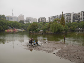 workers at the bottom of partially-drained Yunshui Lake (云水湖) in Yueping Park (岳屏公园) in Hengyang