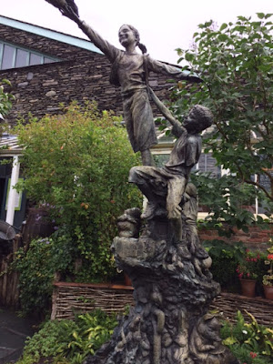 Statue of children playing