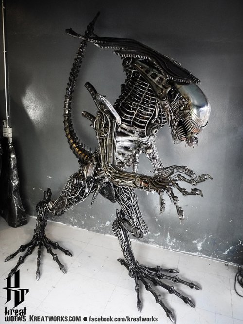 As incríveis esculturas de metal reciclado com aliens, predadores e outros, de Kreatworks Kreatworks arte esculturas de metal lixo reciclado ferro-velho steampunk aliens predador exterminador preto e branco