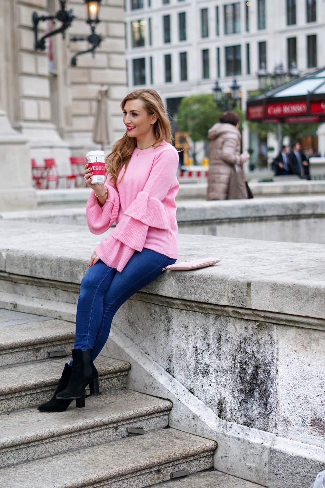 NA-KD-Rosa-pullover-volant-ärmel-pullover-in-rosa-kombinieren-wie-kombiniere-ich-einen-rosa-pullover-blogger-aus-deutschland-fashionstylebyjohanna-frankfurt-blogger-blogger-aus-Frankfurt]