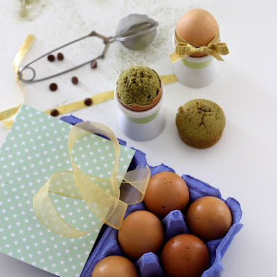 Gâteau Matcha & Pétites de Chocolat au Lait dans un Oeuf Illustration Gâteau Matcha & Pétites de Chocolat au Lait dans un Oeuf