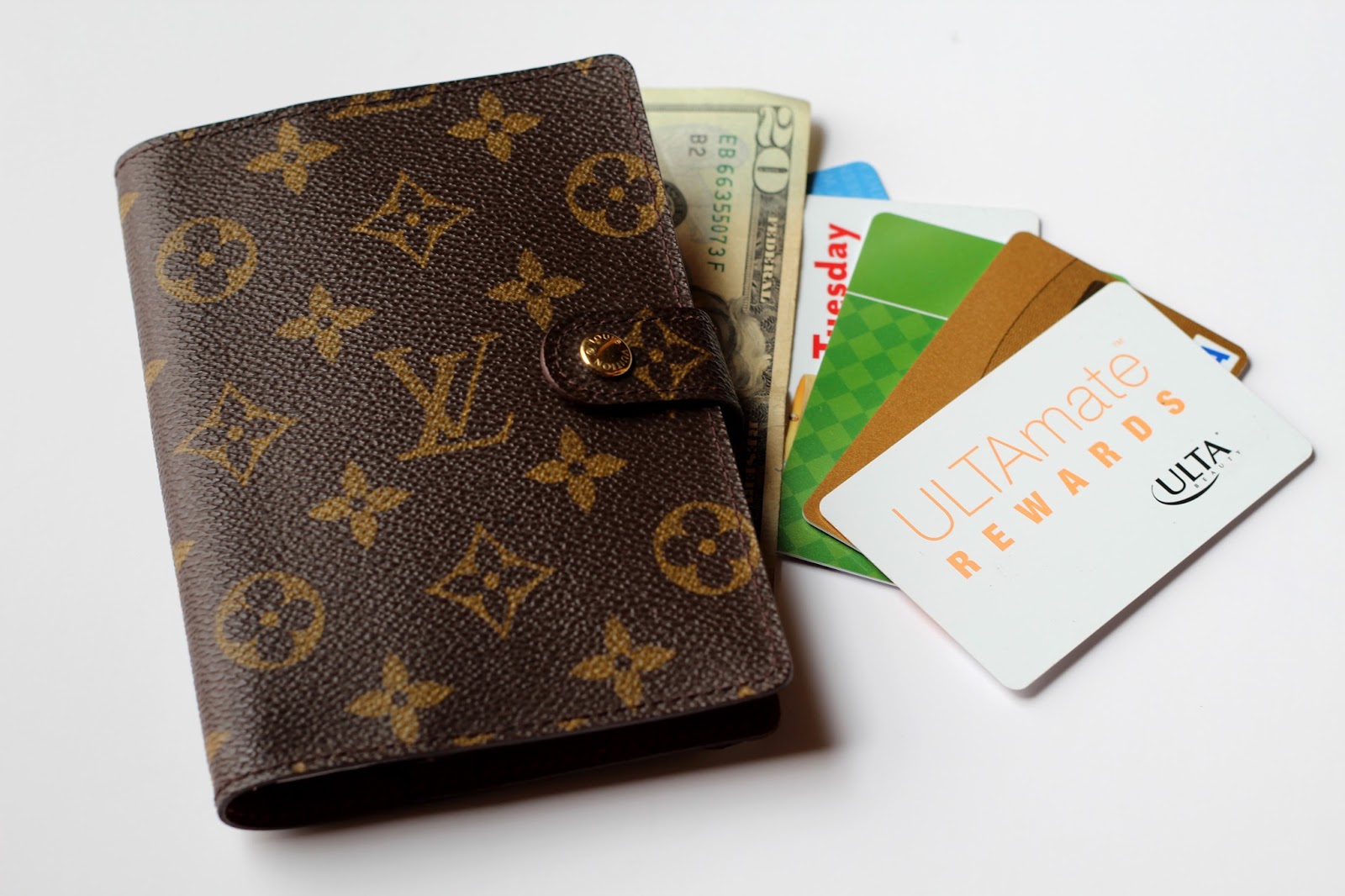 The Chic Country Girl: How to turn a Louis Vuitton Agenda Into a Wallet | Or any Pocket Size Agenda