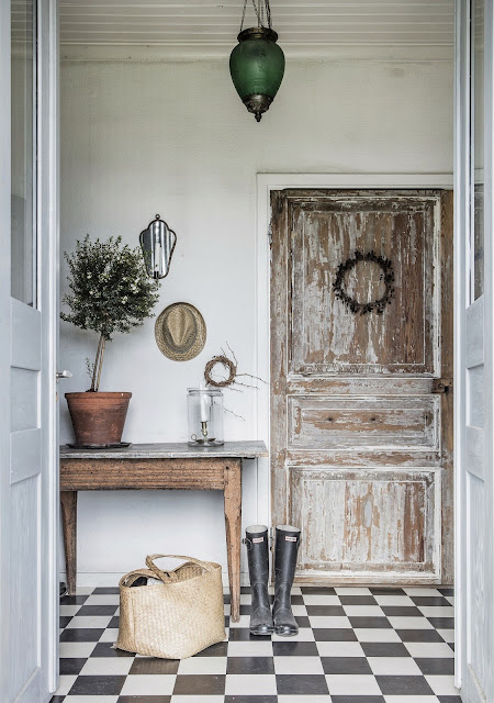 Scandinavian Rustic in a 16th century house