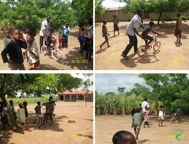 I bambini di Atchanvé imparano ad andare in bicicletta