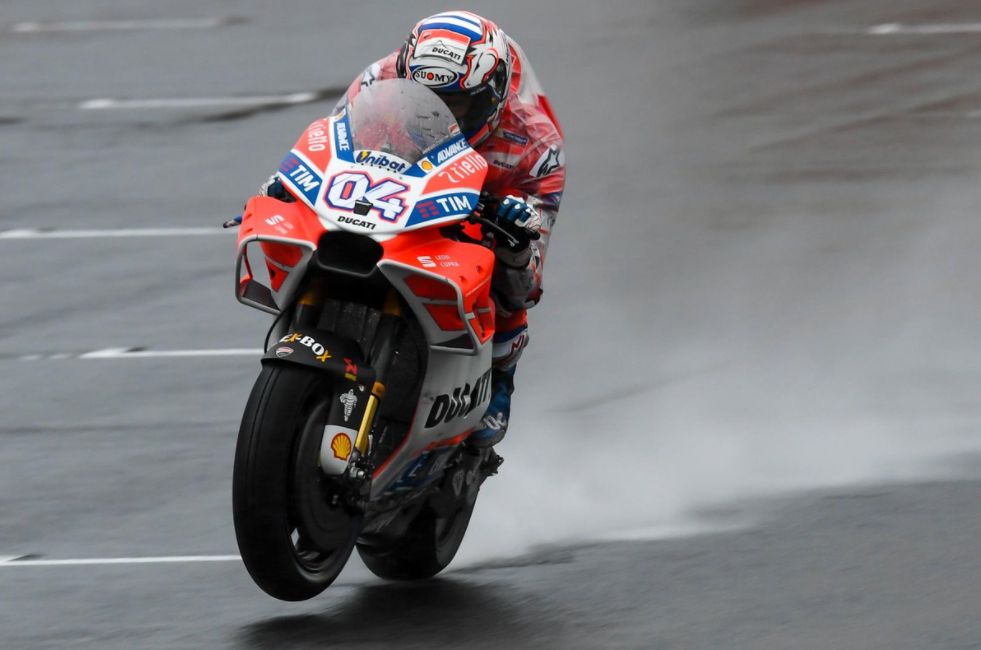 MotoGp: Dovizioso vince Gp del Giappone davanti a Marquez sotto la pioggia. Valentino cade e si ritira