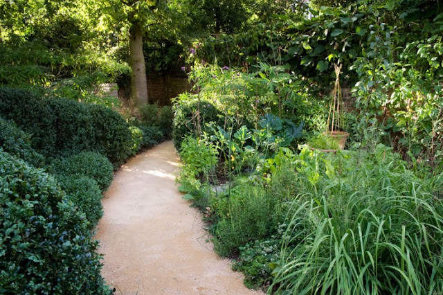 Le jardin anglais en noir et vert de Chris Moss via Nat et nature