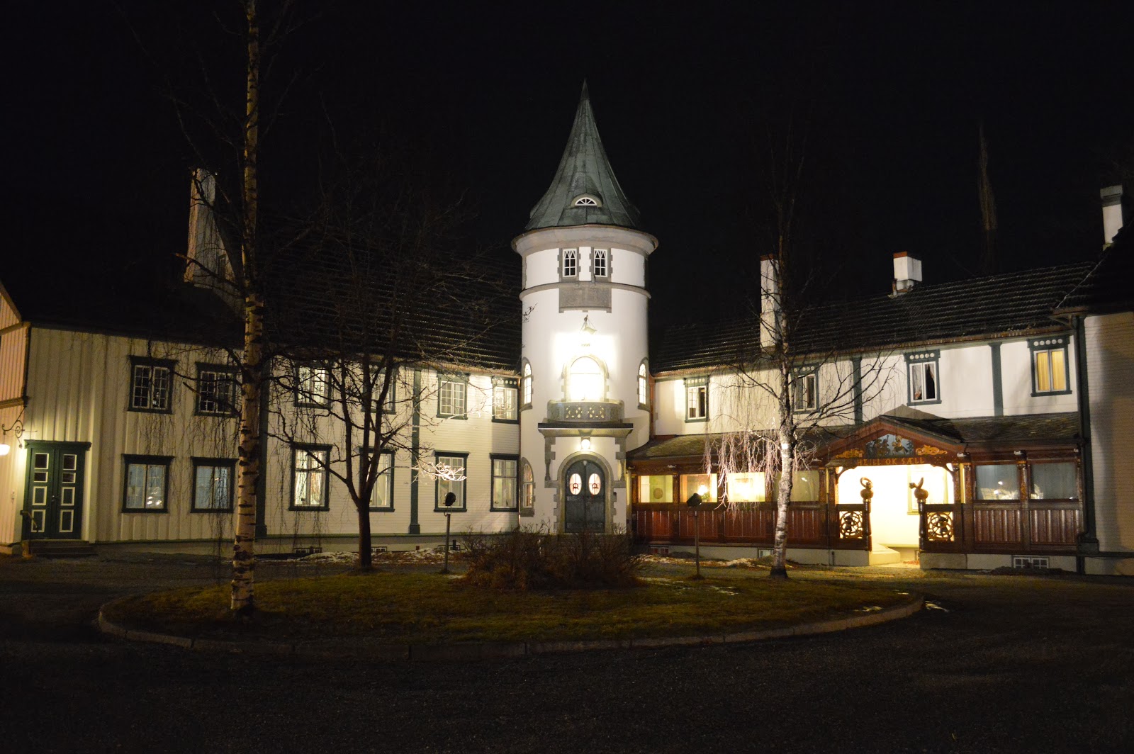 Bårdshaug Herregård, Orkdal. Bildet er tatt i mørket, uten blits.