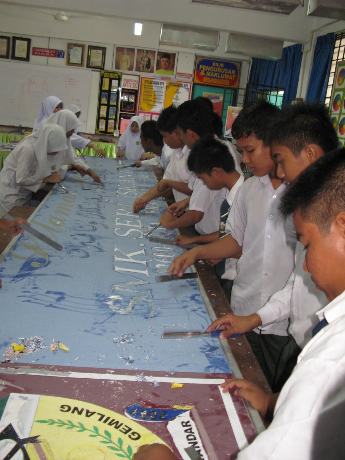 Seni Reka Tanda SMKSI: Menurunkan Papan Tanda Lama Sekolah SMKSI
