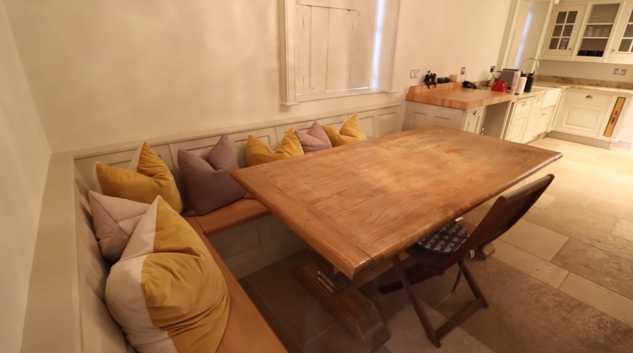 16 Photos vs. Hampton Court Road, East Molesey, Richmond UK Mansion Interior Design Tour