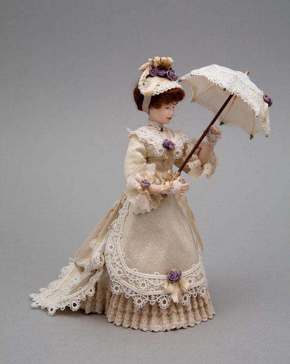 Фарфоровая кукла с зонтиком. Кукольные платья под старину. Снегурочка кукла 50 см. Кукла снегурочка под ель 50 см. Куклы под ёлку снегурочка в резном кокошнике.