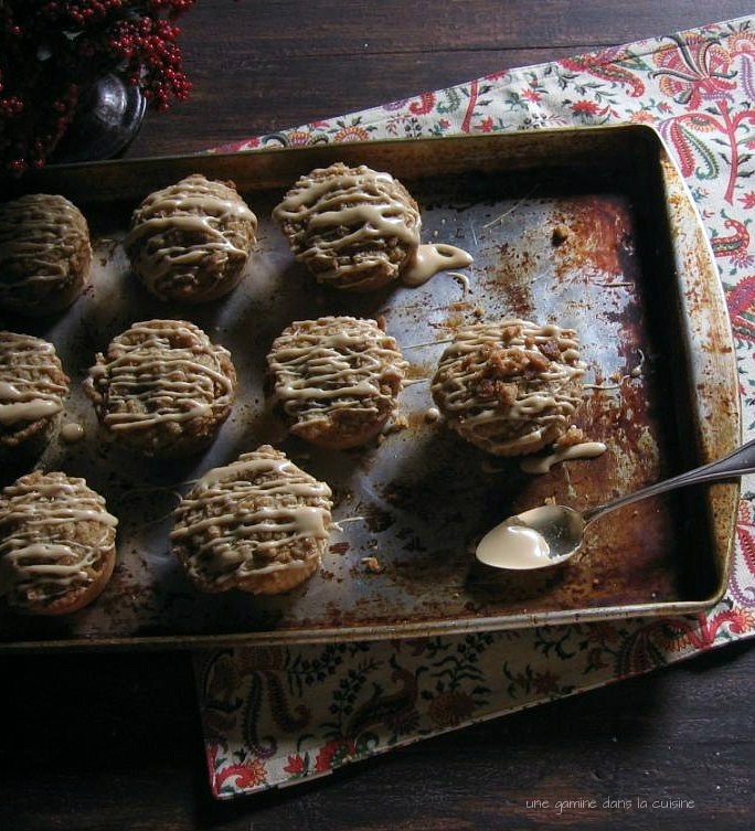 Streusel Coffee Muffins with Maple Glaze | une gamine dans la cuisine