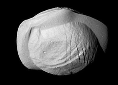 הירח פאן. מקור: NASA/JPL הירח פאן. מקור: NASA/JPL