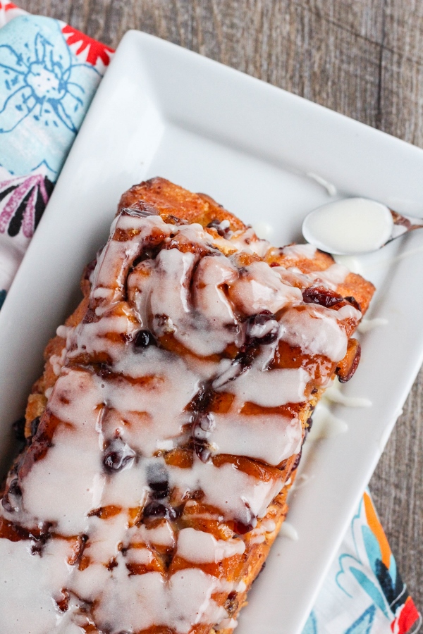 This simple Cinnamon Cranberry Pull Apart Loaf is soft on the inside, golden brown and crunchy on the outside. It's perfect for breakfast or as an afternoon treat!