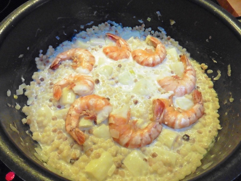 Prostmahlzeit Fregola Sarda mit Spargel und Garnelen