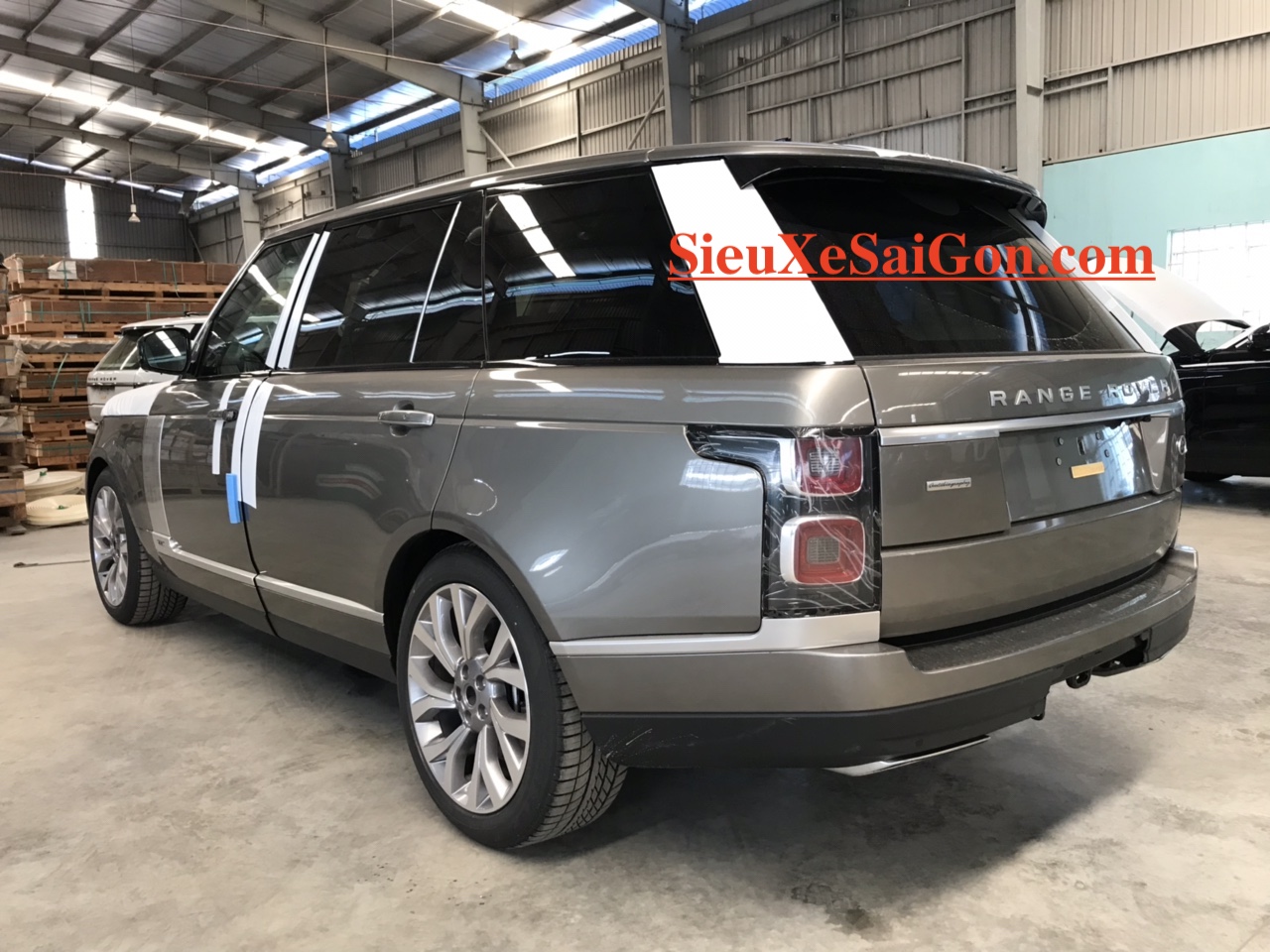 Siêu Phẩm SUV Range Rover LWB Mới 5 Chỗ Đời 2018 Model 2019 Màu Bạc ÁNh kim vừa về việt nam với giá trên 10 tỷ đồng có gì mới và đặc biệt