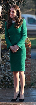 Tailleur Hobbs / top Gérard Darel / escarpins Gianvito Rossi / pochette Mulberry