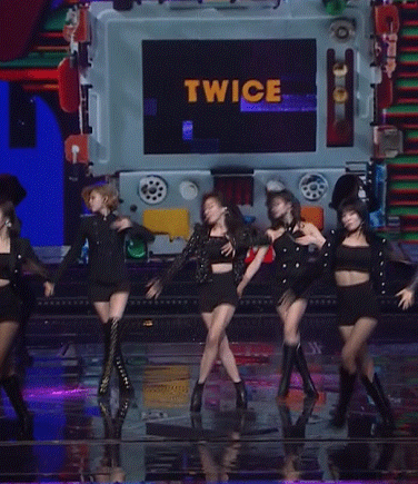 트와이스 연말무대 섹시한 의상이 비슷했던 외국인 3인방 (미나모모쯔위).gif | 인스티즈