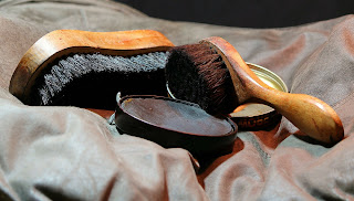 Semir Sepatu secara rutin Semir Sepatu secara rutin