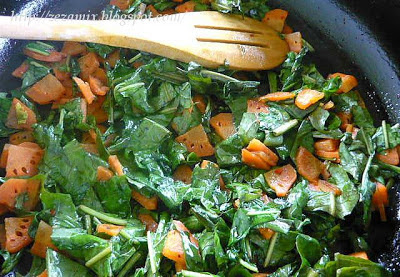 preparation of quick pasta with carrot and dandelion