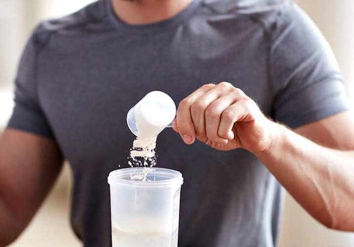 Tomar la proteína con agua fría, tibia o caliente para ganar masa muscular