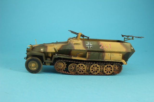 Montage pas à pas du Sdkfz 251/1 de Tamiya au 1/35. Montage pas à pas du Sdkfz 251/1 de Tamiya au 1/35.