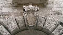 ESCUDO EN EL CASTILLO MALASPINA EN ASCOLI.ITALIA