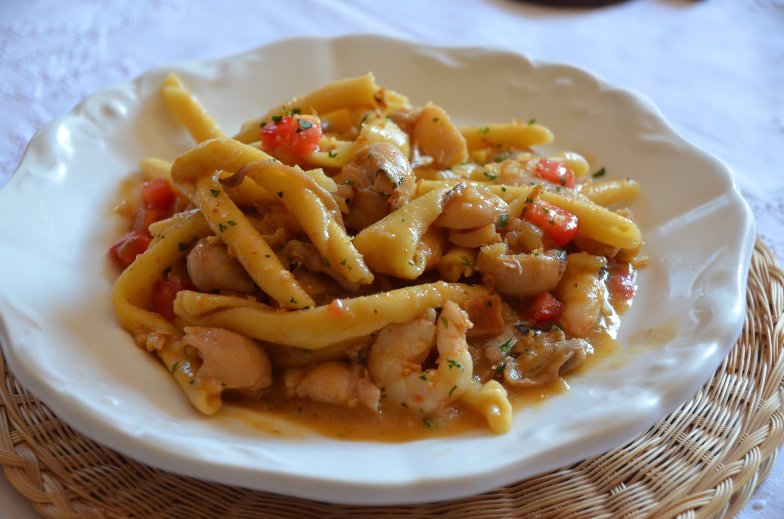 Mademoiselle Marina Fileja con ragù di seppie, mazzancolle e gamberi