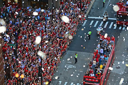 Blackhawks parade attracts thousands in Chicago