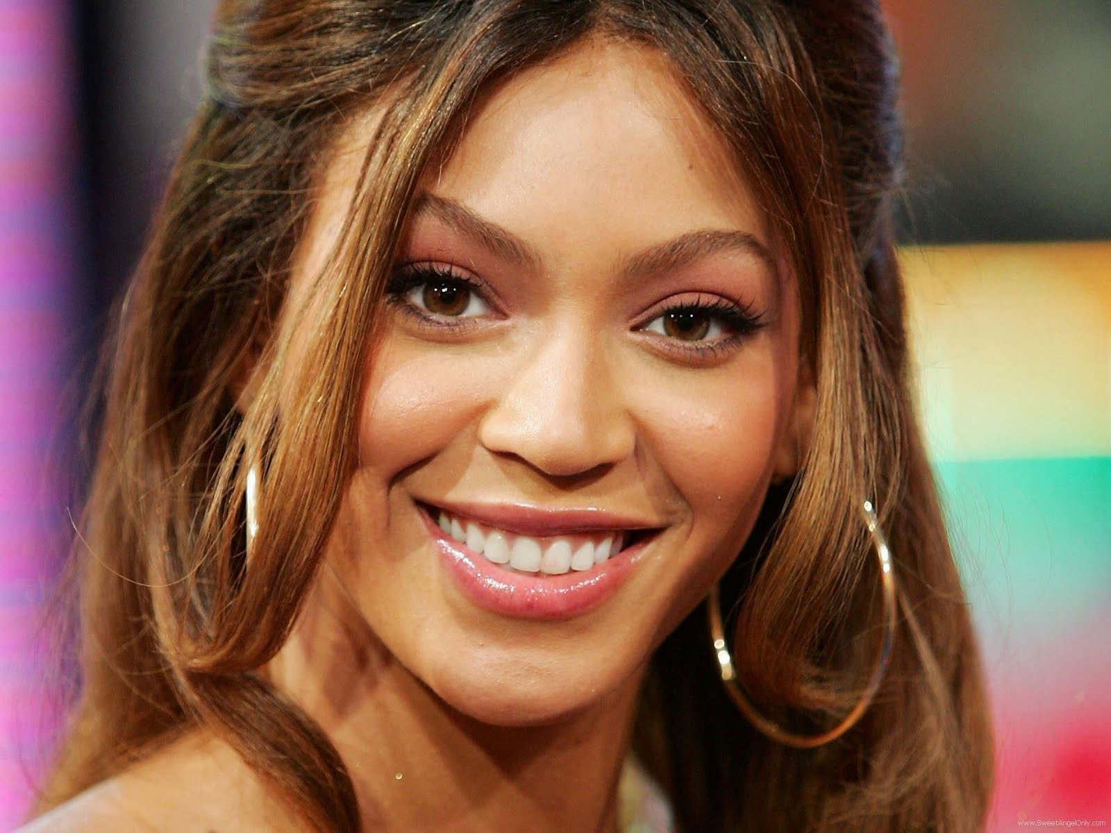 http://4.bp.blogspot.com/-ROQDvawE2DE/TdU58BSkxtI/AAAAAAAAD8s/NPviATJSCVI/s1600/beyonce_knowles_hot_HD_wallpaper_88.jpg