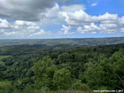 Pemandangan di Puncak Sewu Watu Sangga Langit www,guntara.com