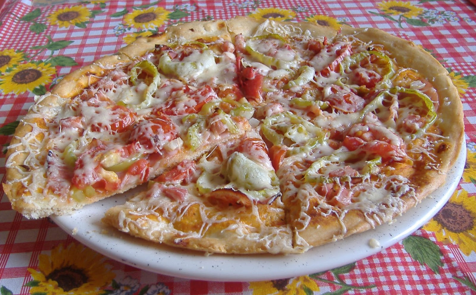 Домашняя пицца на тонком тесте рецепт. Пицца самоделка. Стол для пиццы самодельный. Как красиво выложить пиццу. Рецепт самодельной пиццы.