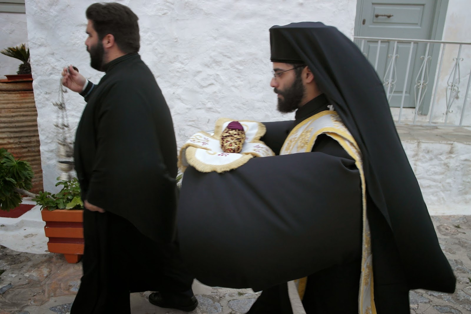 Υποδοχή Ιερής Εμβάδας του Αγίου Σπυρίδωνος στον Ιερό Ενοριακό Ναό Αγίου Δημητρίου Ύδρας http://leipsanothiki.blogspot.be/