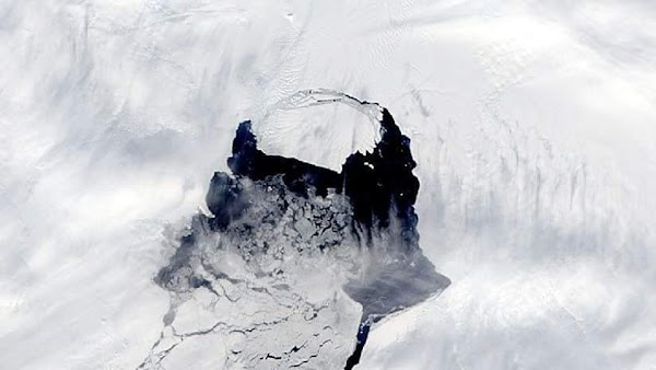 Un Glaciar De La Antártida Esta Apuntó De Desprenderse. Un Glaciar De La Antártida Esta Apuntó De Desprenderse.