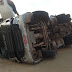 Carreta carregada de sal tomba no Contorno Dr. Edmir Xavier em Catolé do Rocha, no final da tarde desta quinta