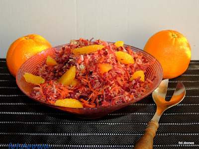 Surówka z kolorowych marchwi, rzepy, kapusty i pomarańczy