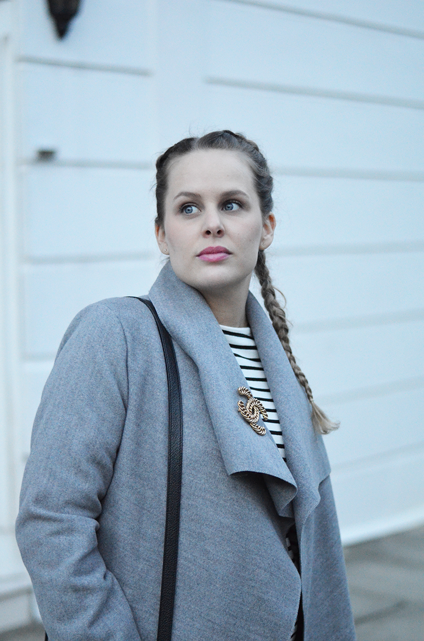 tresse inversée, trench gris, vans à frange, blog mode, blogueuse mode