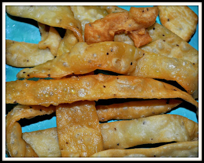 SohNi's Kitchen: Maida Matar/ Namkeen Mathari/matthi