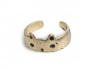 brass ring with a simple outline of a bears face