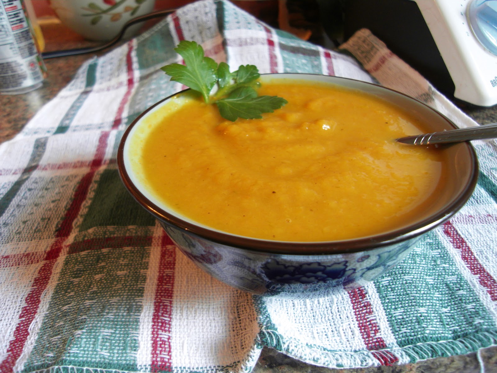 L'assiette vegan Potage à la patate douce et aux carottes