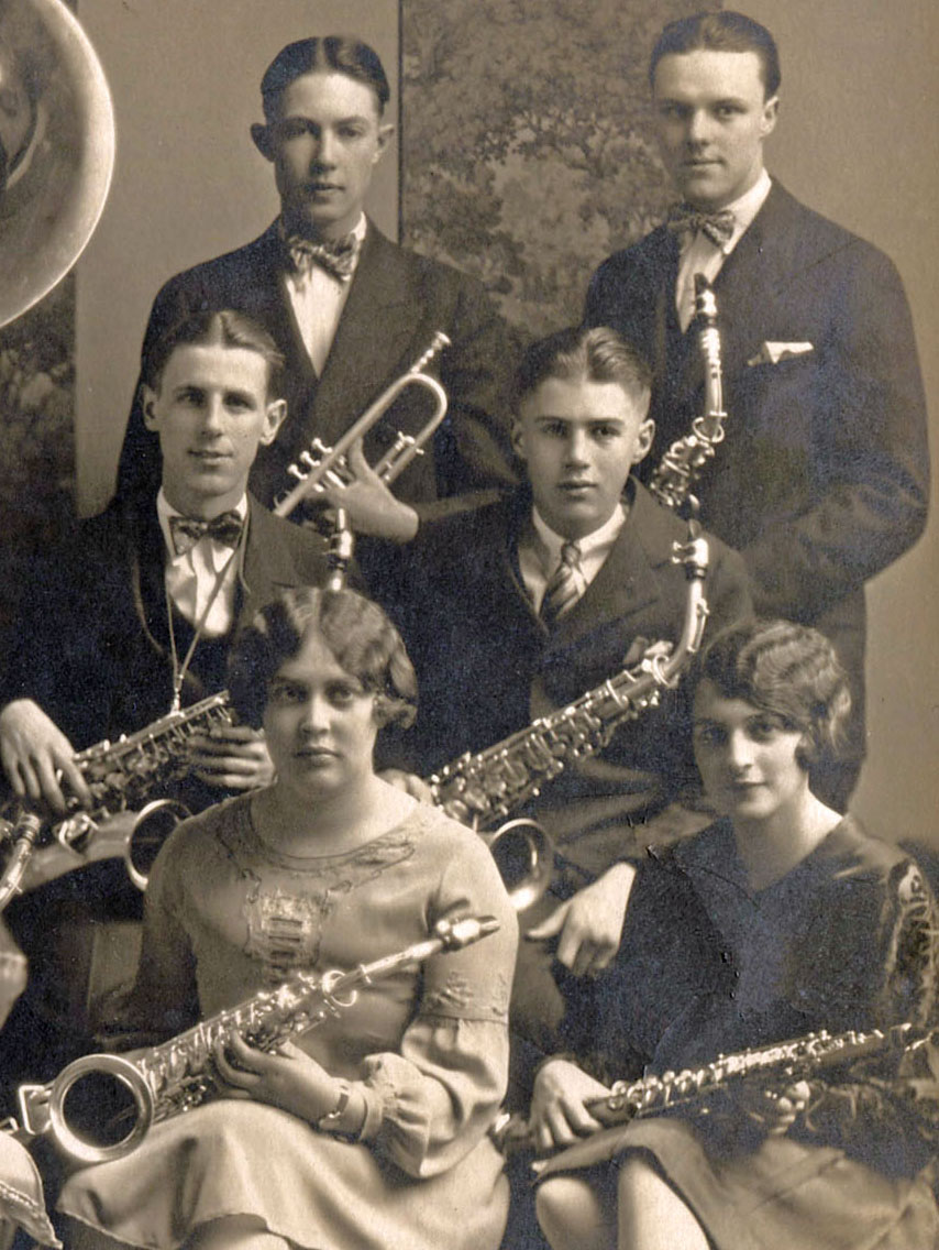 TempoSenzaTempo Sousaphone with Saxophones